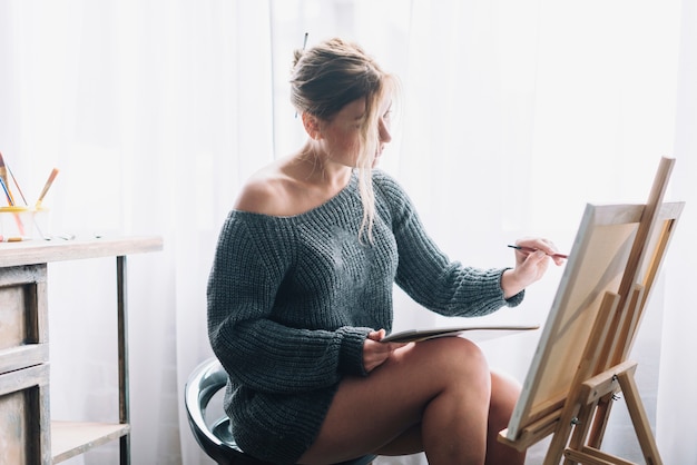 Mujer pintando en lienzo