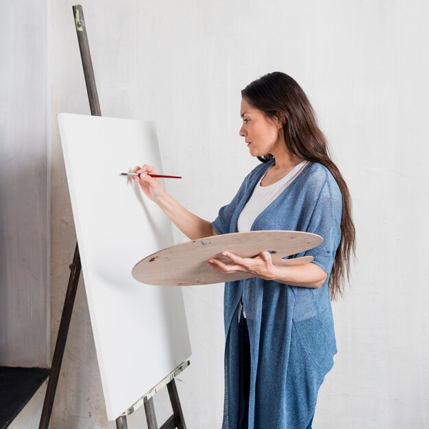 Mujer pintando en lienzo