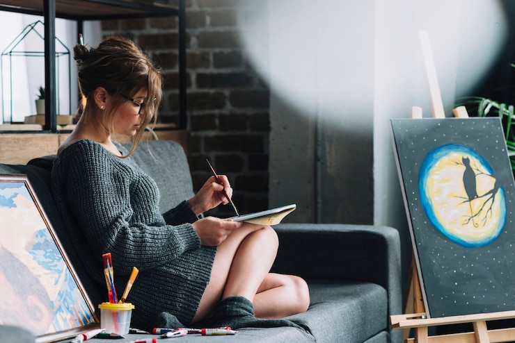 Foto gratuito mujer pintando en salón