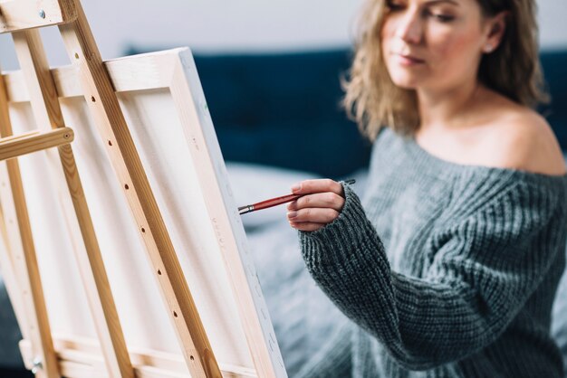 Mujer pintando en su casa