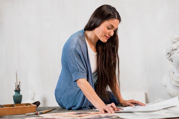 Mujer pintando en taller de arte