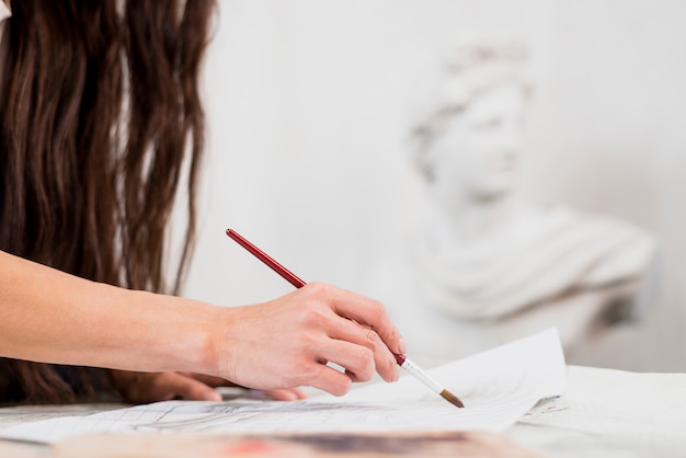 Mujer pintando en taller de arte