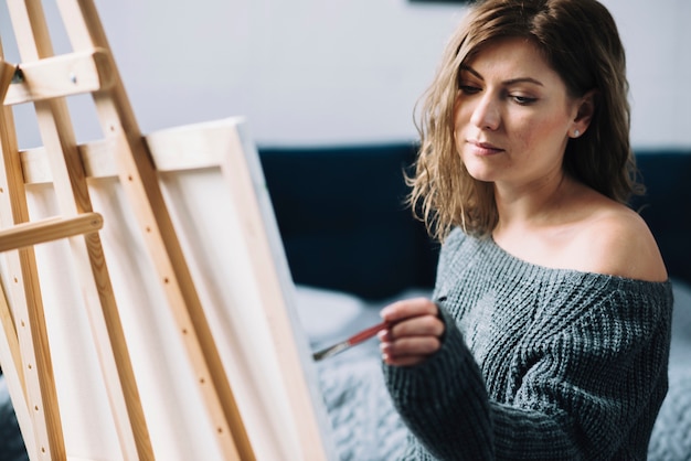 Mujer pintando