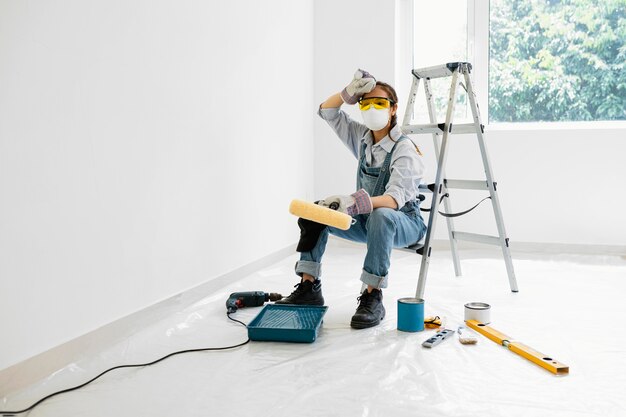 Mujer con pintura de equipos de protección de seguridad