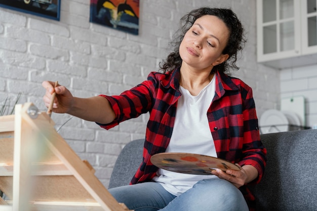 Mujer pintura tiro medio