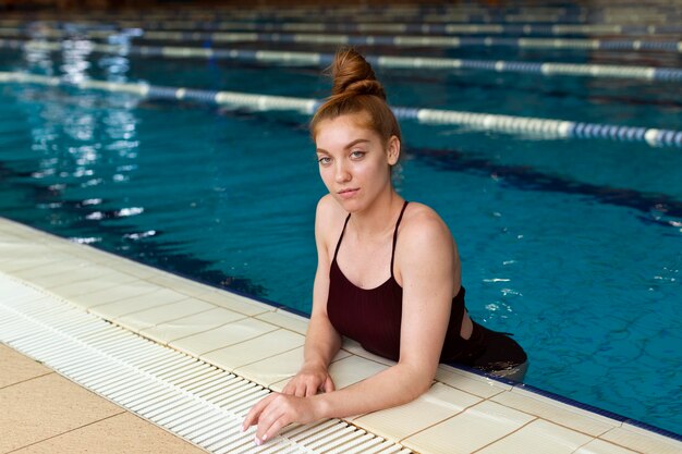 Mujer, en, piscina, tiro medio