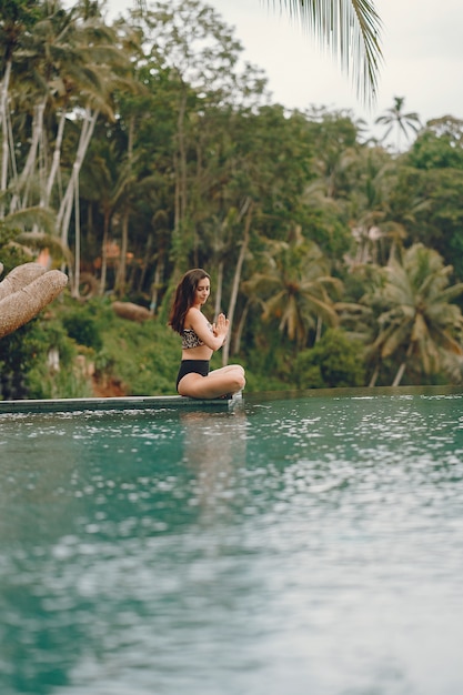 Mujer en una piscina en una vista de la selva