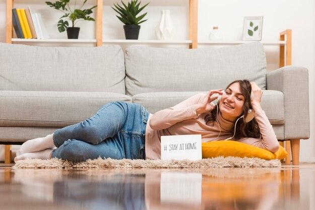 Mujer en el piso escuchando mensaje