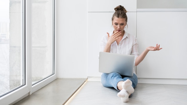 Mujer en el piso con laptop