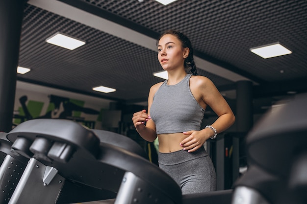 Mujer en la pista de atletismo en el gimnasio