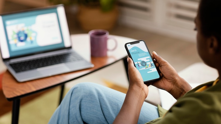 Foto gratuito mujer planeando redecorar la casa usando un teléfono inteligente y una computadora portátil