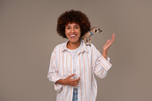 Mujer de plano medio sosteniendo suricata