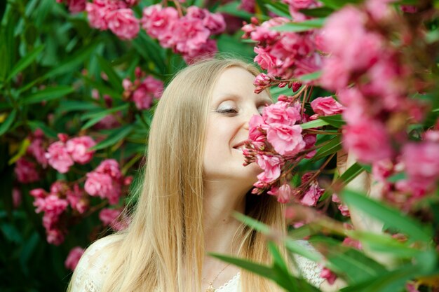 Mujer en la planta de azalea