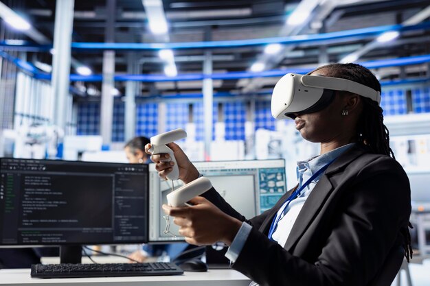 Mujer en una planta de paneles solares analizando datos de rendimiento usando equipo de realidad virtual