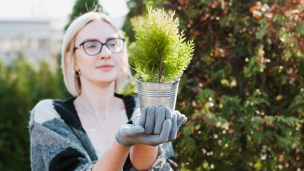 Mujer con planta