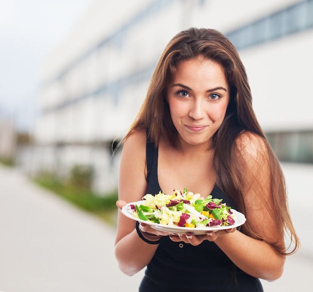 Mujer con un plato de ensalada