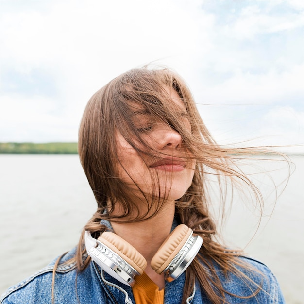 Mujer en la playa con auriculares