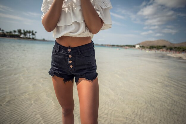 Mujer en la playa con ropa de verano