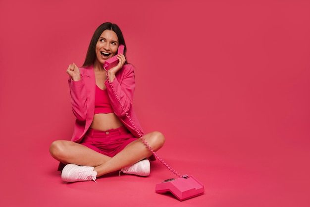 Foto gratuita una mujer en plena foto posando con un traje rosado