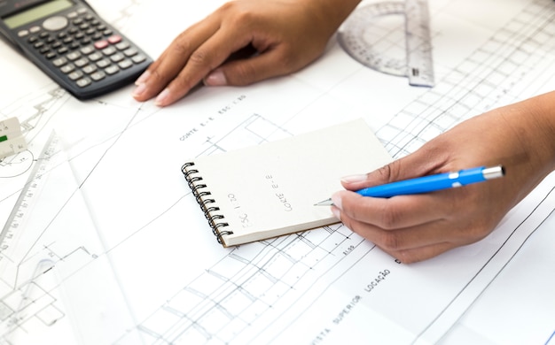 Foto gratuita mujer con pluma tomando notas cerca de plan