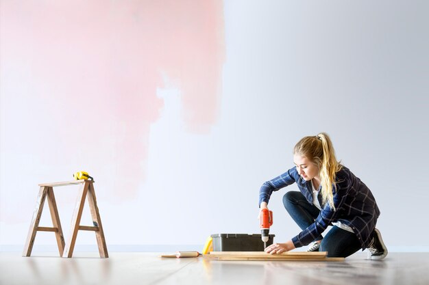 Mujer png renovando la casa