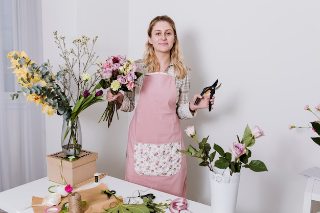 Mujer con podadora y diferentes flores