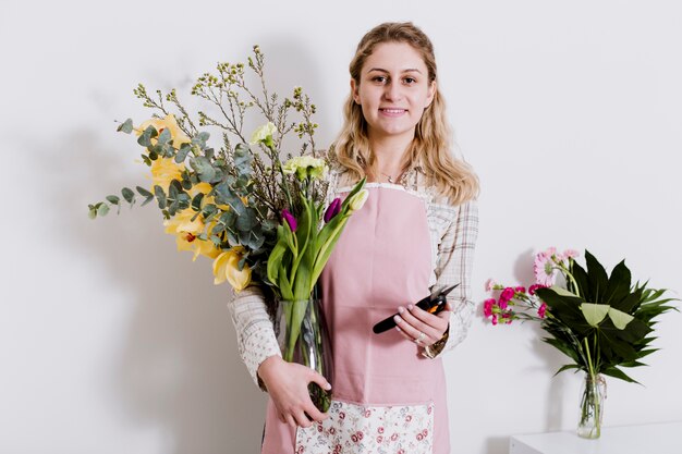 Mujer con podadora y florero