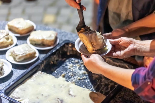 Foto gratuita una mujer pone canela en un plato en una fiesta familiar