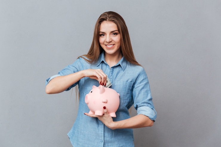 Foto gratuito mujer poniendo dinero en la hucha