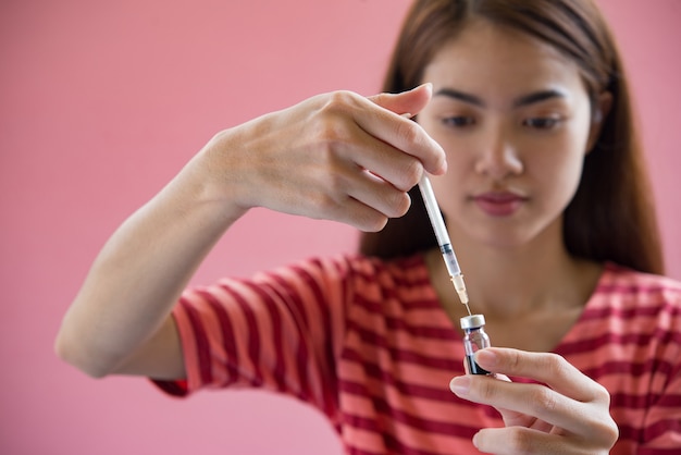 mujer poniendo una vacuna