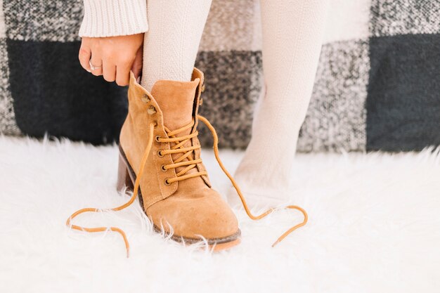 Mujer, poniendo, zapatos