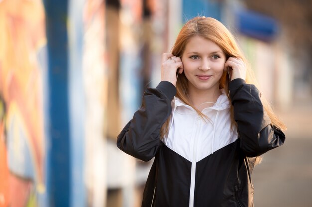 Mujer poniéndose auriculares