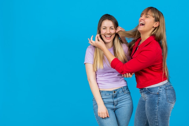 Mujer poniéndose el bigote de pelo de su novia