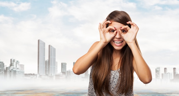 Mujer poniéndose gafas con las manos