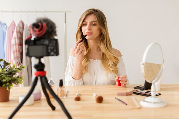 Mujer poniéndose maquillaje