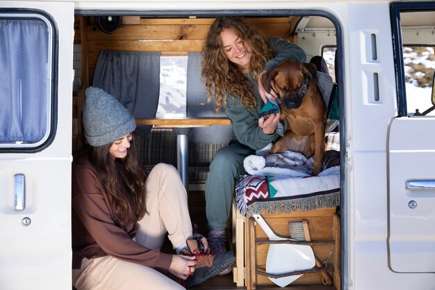 Mujer poniéndose los zapatos para emprender una aventura de invierno