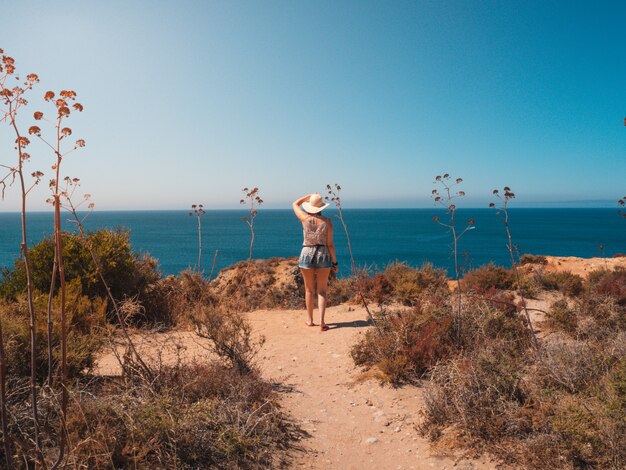 Mujer en Ponta da Piedade, un lugar pintoresco en Portugal