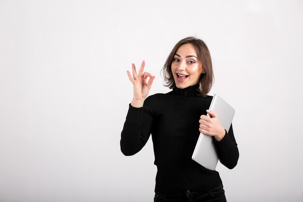 Mujer con portátil aislado