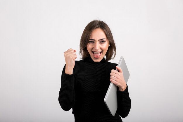 Mujer con portátil aislado