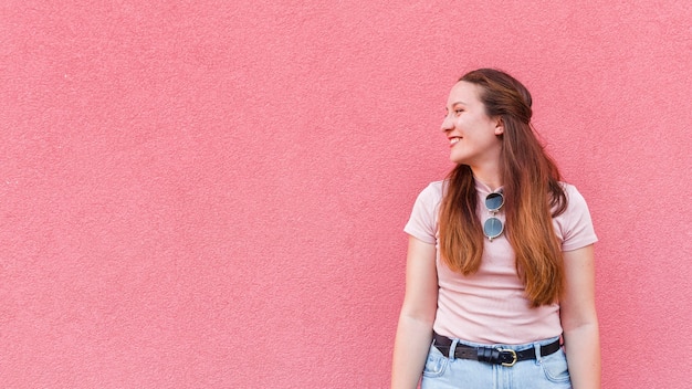 Foto gratuita mujer posando al aire libre con espacio de copia