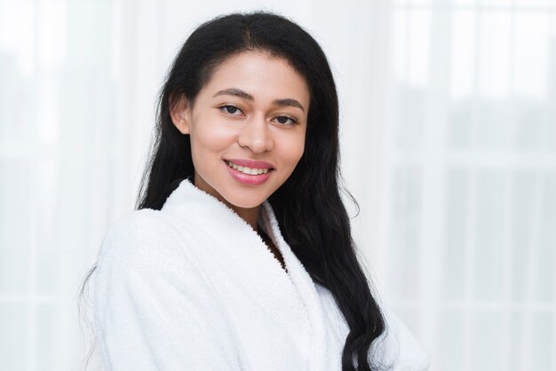 Mujer posando con albornoz en un spa