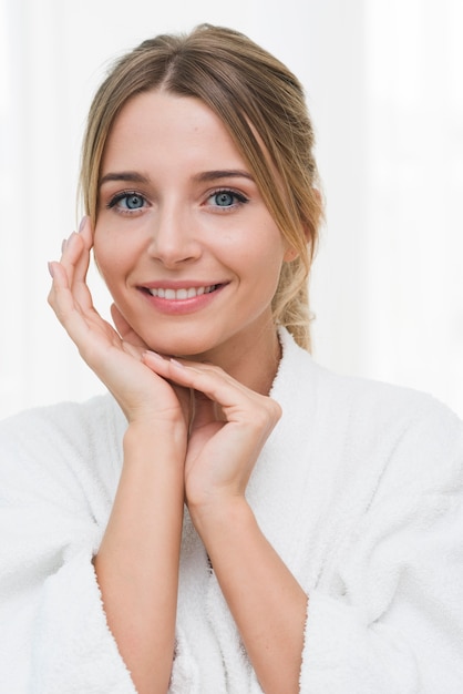 Mujer posando con albornoz en un spa