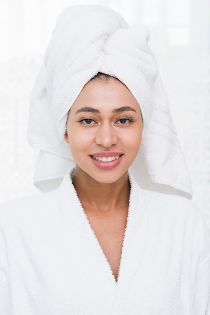 Mujer posando con albornoz en un spa