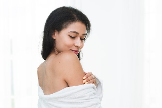 Mujer posando con albornoz en un spa