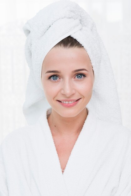 Mujer posando con albornoz en un spa