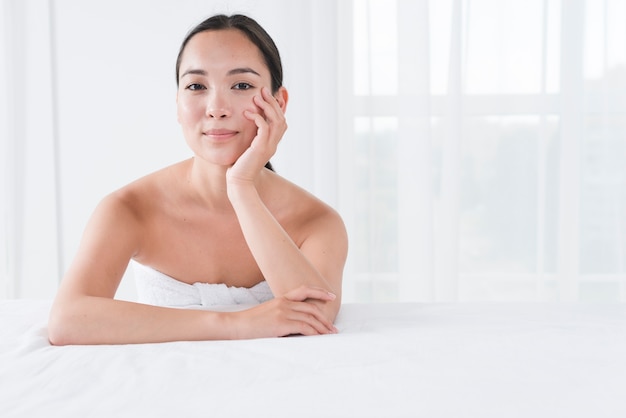 Mujer posando con albornoz en un spa