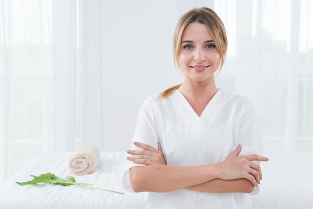 Mujer posando con albornoz en un spa