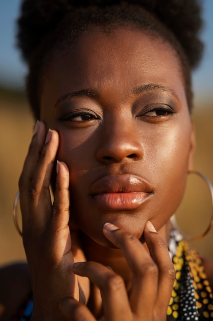 Foto gratuita mujer posando en un ambiente árido mientras usa ropa africana nativa