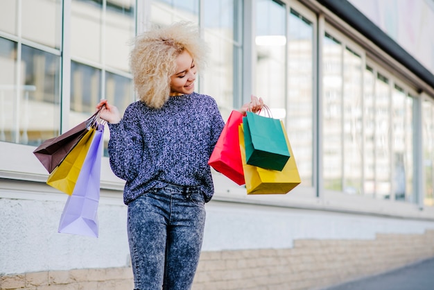 Foto gratuita mujer posando con bolsas de la compra