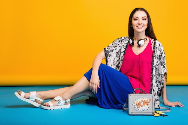 Mujer posando con bolso y moda de verano elegante calzado